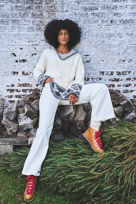 08_HOL22-faherty-womens-WYH2221-THC-DGF-LIFE-HOODIE-THUNDER-CLOUDS_LAUREN_4644_VFINAL_crop_SquireFox