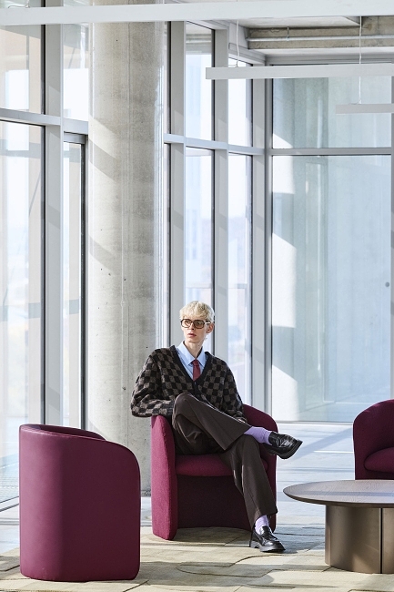 Jardan_Bureau_Tali Armchair_Ecowool Mahogany_Soren Coffee Table_Walnut Bronze_06
