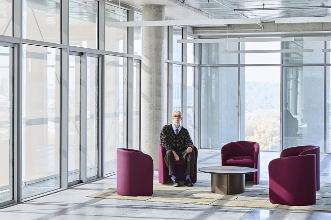 Jardan_Bureau_Tali Armchair_Ecowool Mahogany_Soren Coffee Table_Walnut Bronze_09