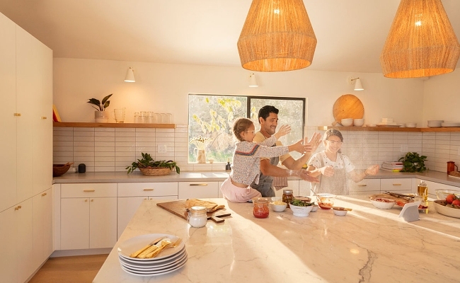 sarahlaird-266711-w1200-h800-q80-rz3-b75-f0