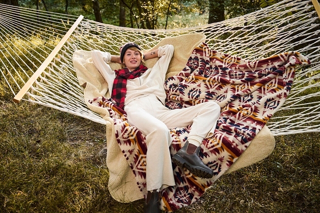 sarahlaird-333456-w1200-h800-q80-rz3-b75-f0