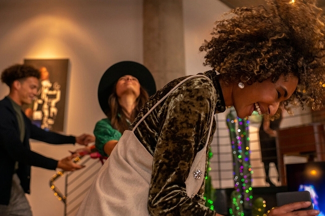 sarahlaird-341379-w1200-h800-q80-rz3-b75-f0