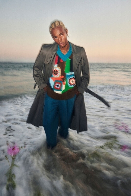 sarahlaird-358111-w1200-h800-q80-rz3-b75-f0