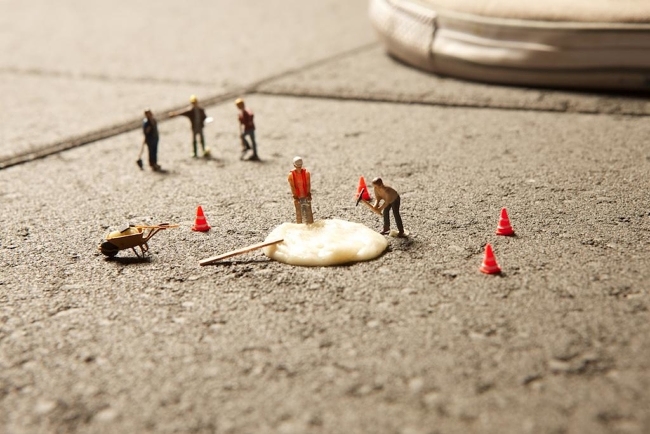 Mini people chewing gum